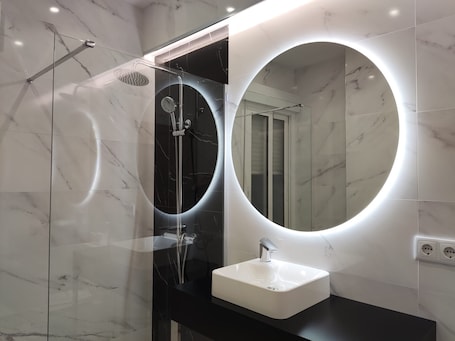 Double or Twin Room, City View | Bathroom. Hostal La Mexicana