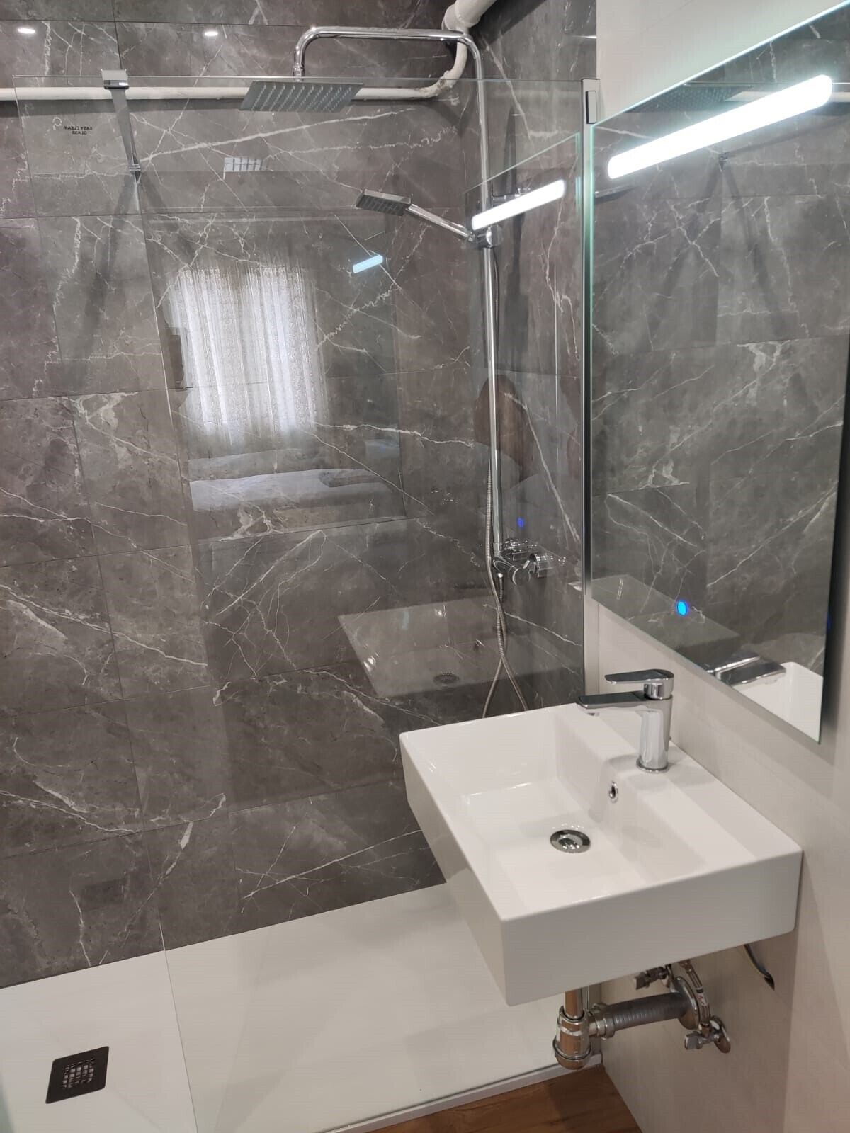 double or twin room, city view | bathroom | free toiletries, hair dryer, towels