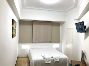 Cubrecamas, decoración personalizada, muebles diferentes y escritorio 