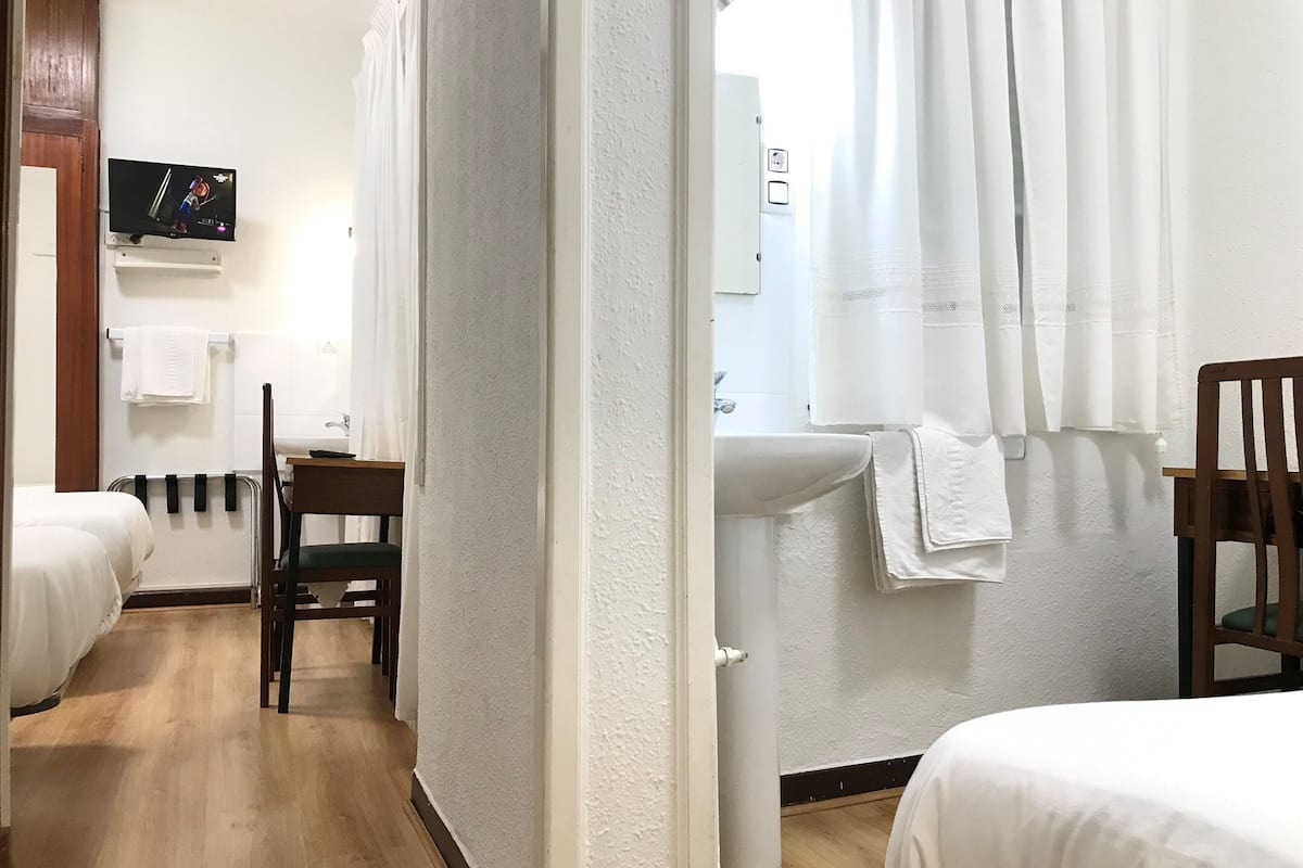 triple room | down duvets, individually decorated, individually furnished, desk