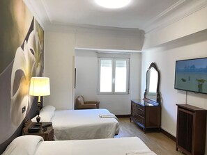 Double or Twin Room, City View | Down comforters, individually decorated, individually furnished, desk - Hostal La Mexicana (Santander)