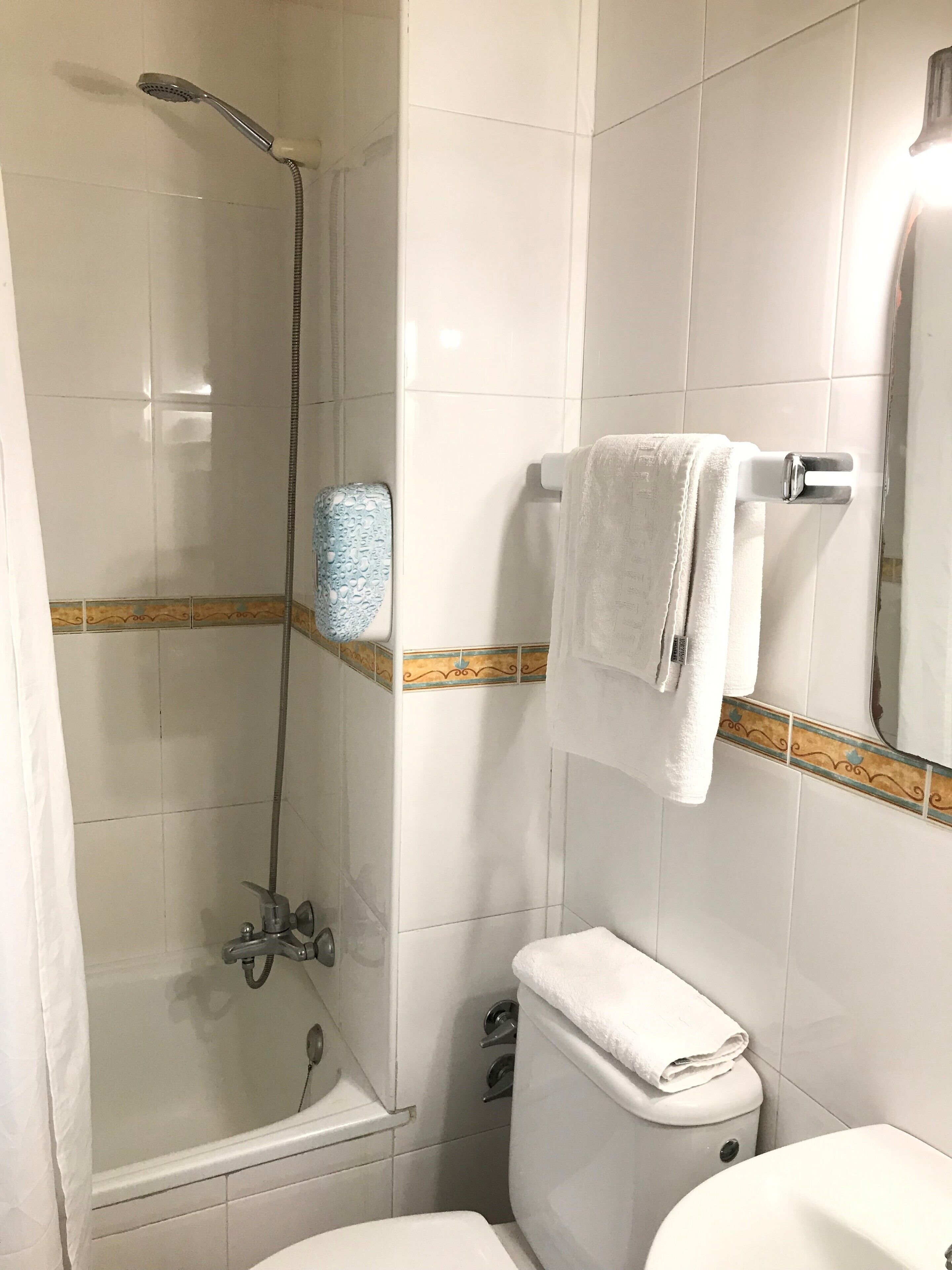 single room | bathroom | free toiletries, hair dryer, towels