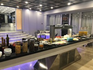 Tägliches Frühstücksbuffet gegen Gebühr