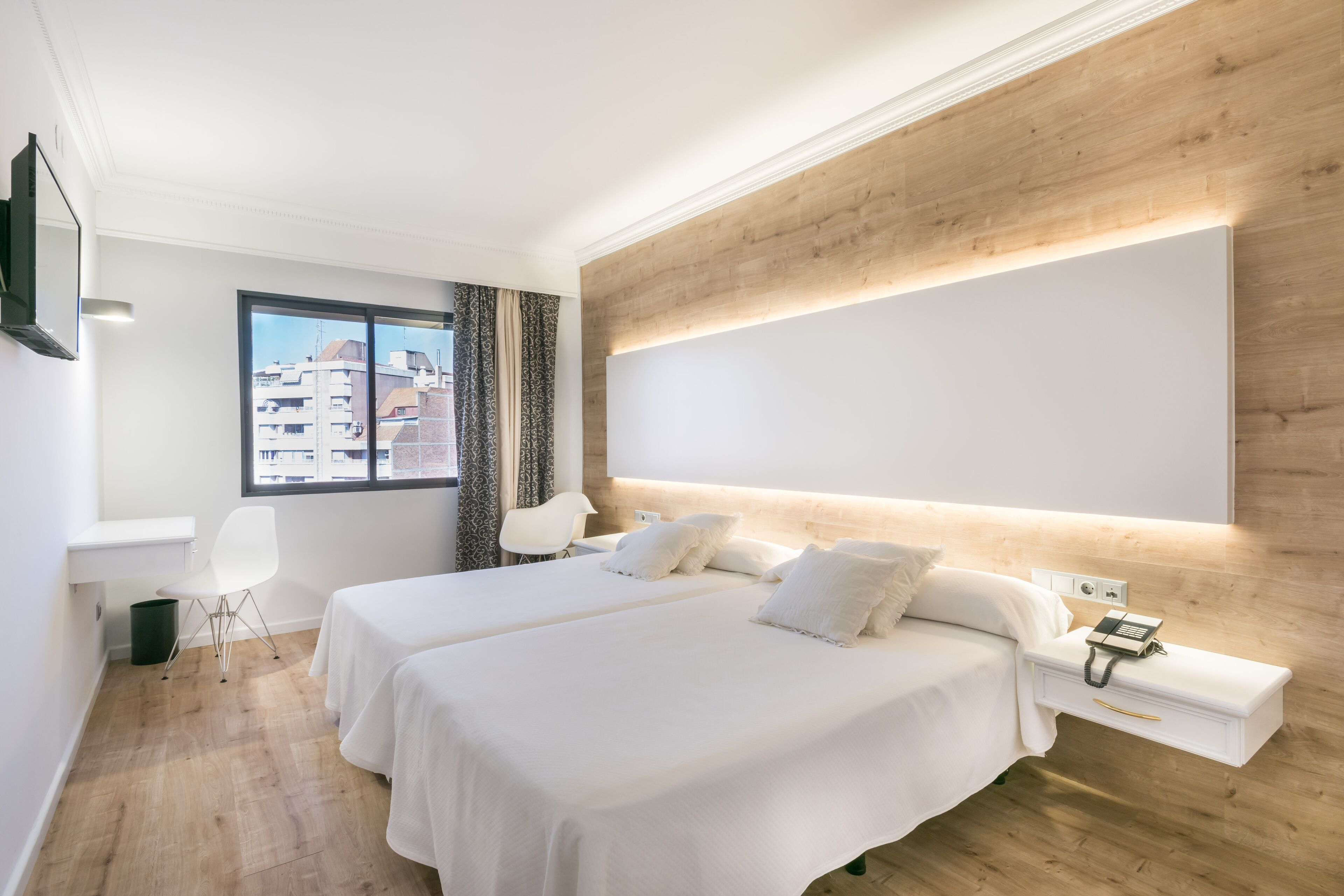 Luxe beddengoed, een bureau, geluiddichte muren