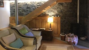 Chalet Deluxe, 1 camera da letto, vista giardino (Camelia) | Area soggiorno | TV a schermo piatto