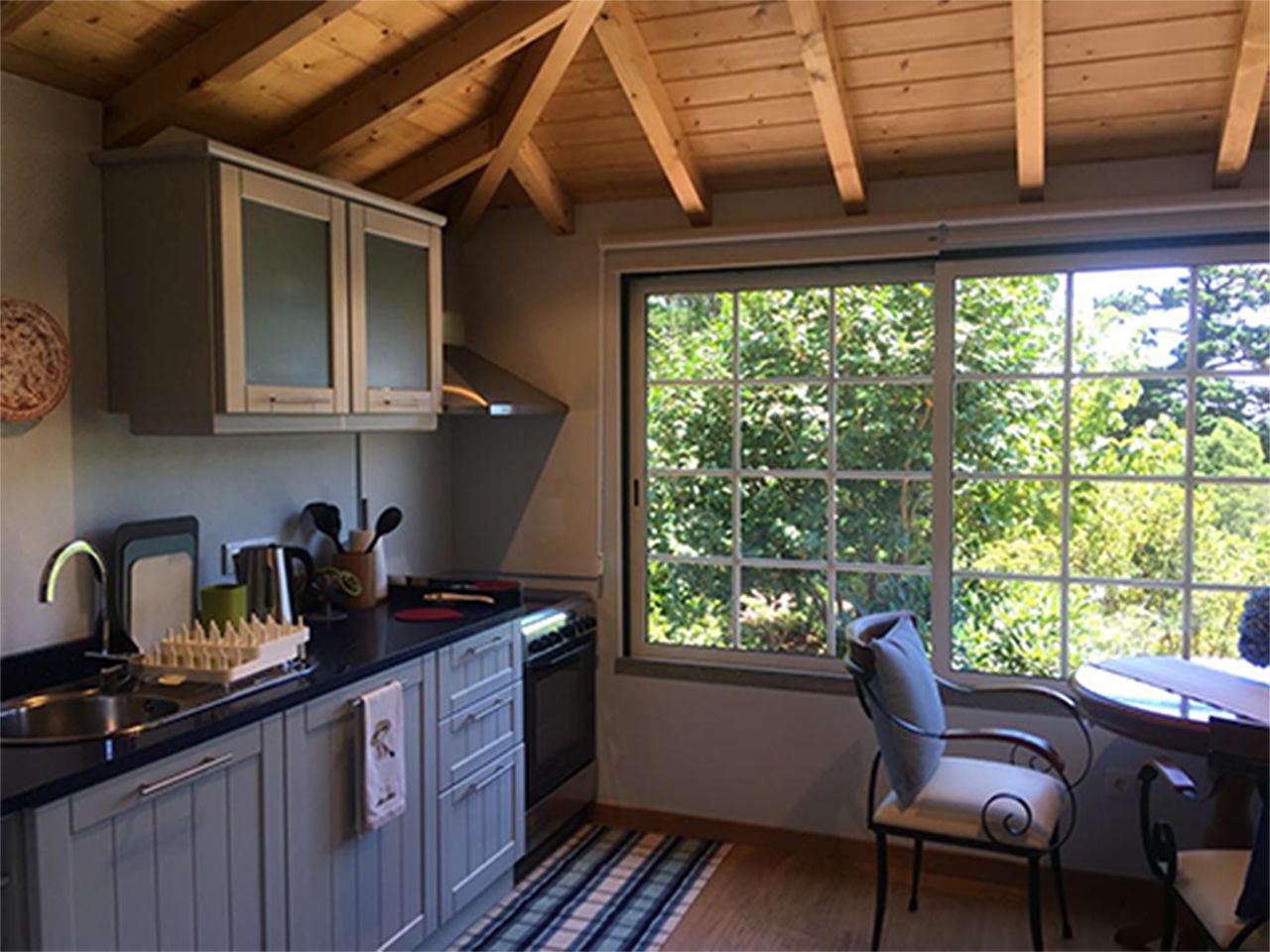 Deluxe chalet, 1 slaapkamer, uitzicht op tuin (Camelia) | Privékeuken | Een koelkast/vriezer, een magnetron, een oven, een kookplaat