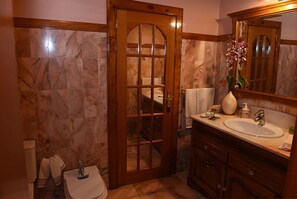 Ducha, artículos de tocador gratuitos, secador de pelo, toallas