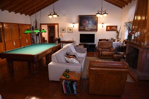 Stuga Deluxe - 1 sovrum - utsikt mot trädgården (Magnolia) | Vardagsrum | Platt-tv