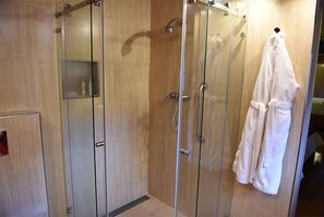 Deluxe Chalet, 1 Bedroom, Garden View (Camelia) | Bathroom | Shower, free toiletries, hair dryer, towels - Casas de Pedra (Santa Cruz)