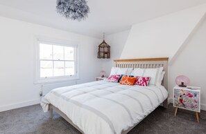 Premium bedding, memory-foam beds, blackout curtains, iron/ironing board - Birch Brighton City Centre (Brighton)