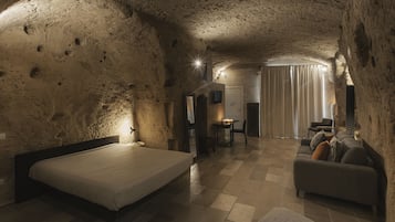 Elite suite, en-suite badkamer, uitzicht op binnenplaats | 1 slaapkamer, luxe beddengoed, donzen dekbedden, individueel gedecoreerd