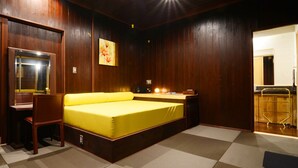 A room with a bed, a desk, and a chair. - Shosei no Yado Shinan (Beppu)