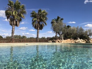 Piscine extérieure, parasols de plage, chaises longues