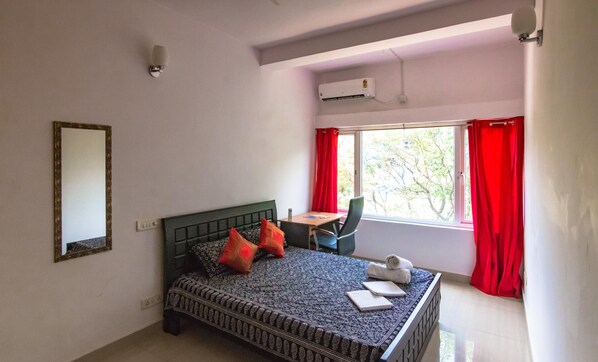 Appartement Luxe, 2 grands lits, vue ville | 2 chambres, espace de travail pour ordinateur portable