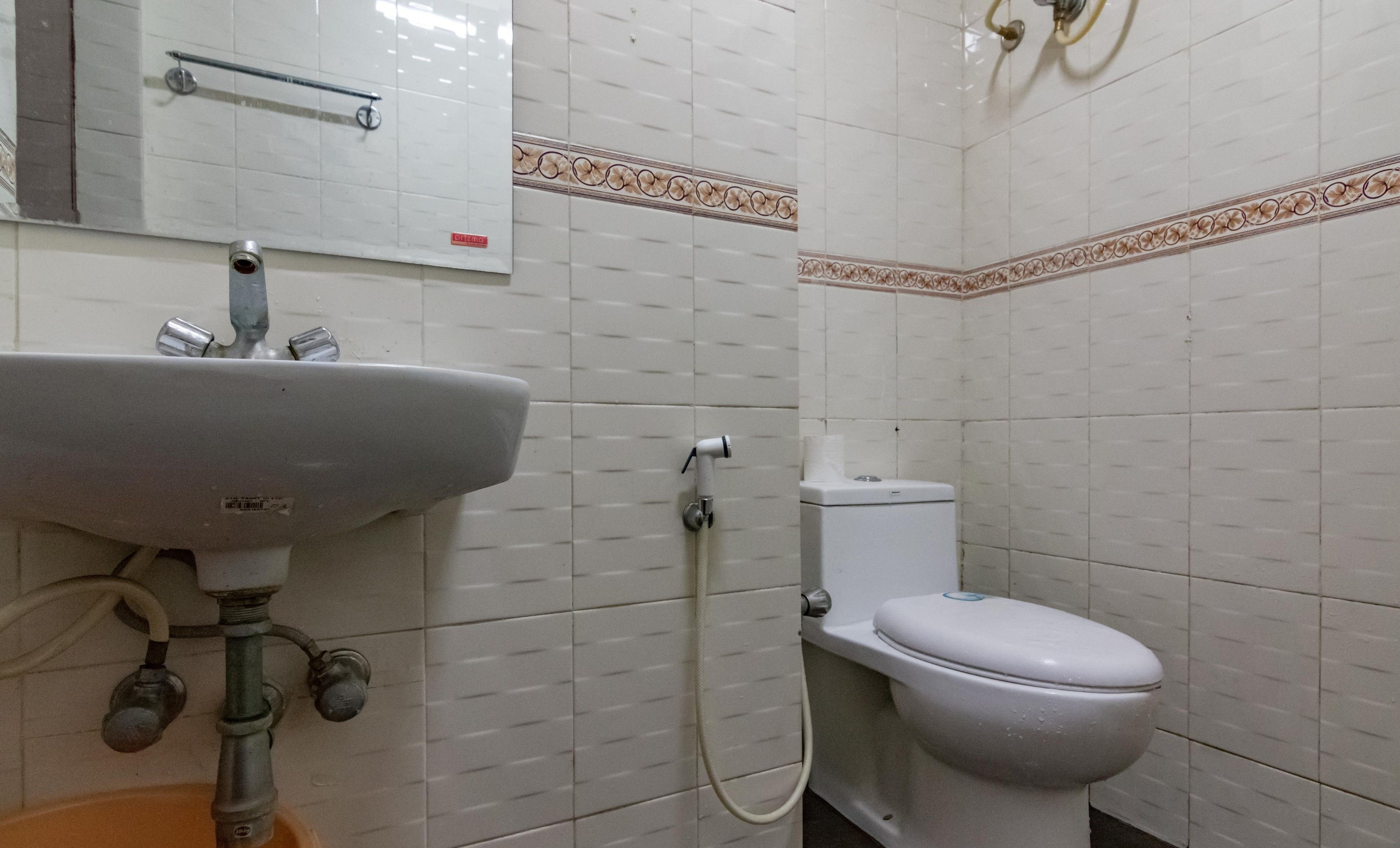 Een badkamer met een wit wastafelmeubel, toilet en douche.