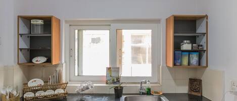 Electric kettle, cookware/dishes/utensils, dining tables