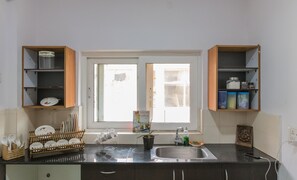 Electric kettle, cookware/dishes/utensils, dining tables - Luxury Apartment in Indiranagar (Bengaluru)
