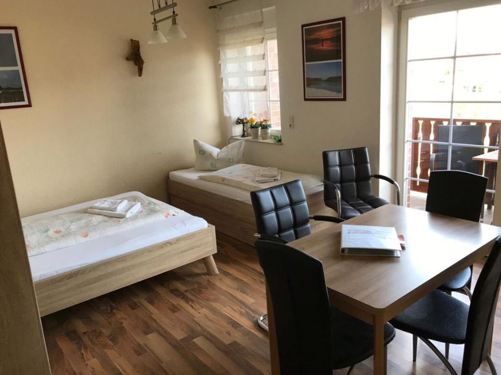 Verdunkelungsvorhänge, schallisolierte Zimmer, kostenlose Babybetten