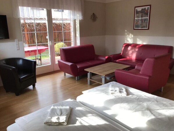 Blackout curtains, soundproofing, free cots/infant beds, free WiFi - Haus Schwielochsee (Schwielochsee)