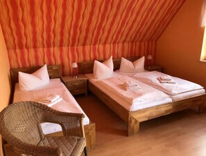 Verdunkelungsvorhänge, schallisolierte Zimmer, kostenlose Babybetten