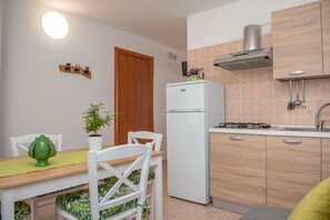 Full-sized fridge, dishwasher, coffee/tea maker