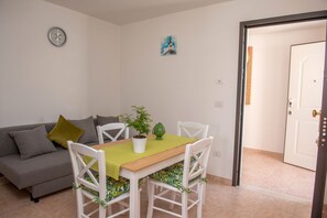 Frigorífico grande, lavavajillas y cafetera o tetera