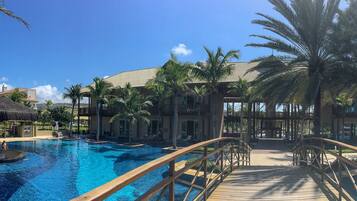 Piscina externa, barracas de cortesia, guarda-sóis