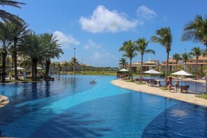 Outdoor pool, free pool cabanas, pool umbrellas - Golf Ville Apatamento Alto Padrão (Aquiraz)