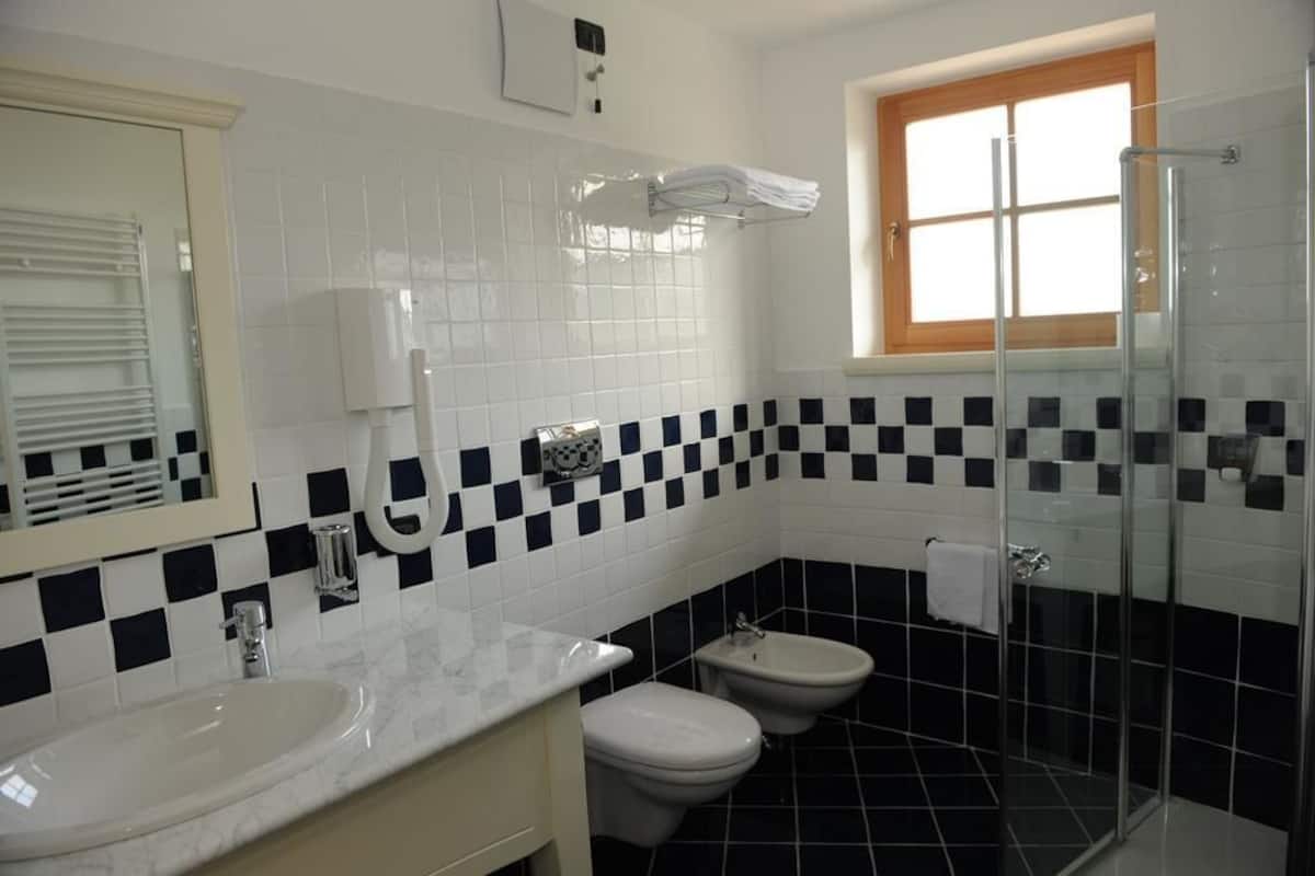 deluxe triple room | bathroom | free toiletries, hair dryer, bidet