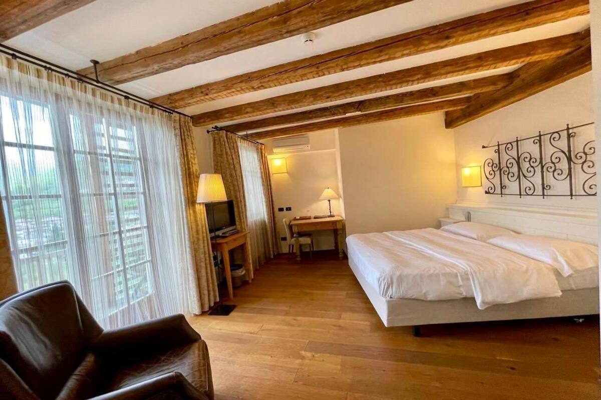 deluxe triple room | down duvets, minibar, in-room safe, desk