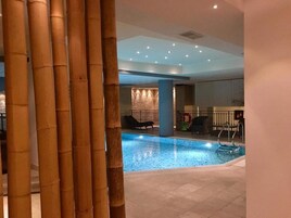Indoor pool, sun loungers