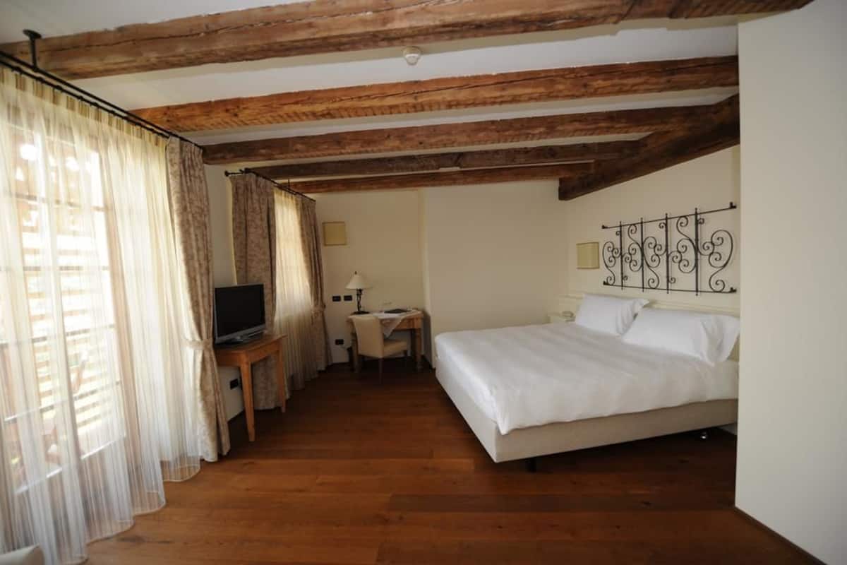Deluxe Triple Room | Down comforters, minibar, in-room safe, desk