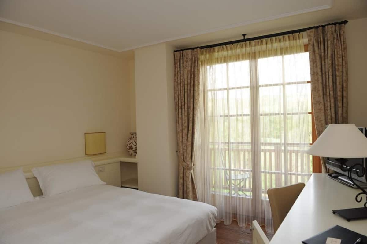 down duvets, minibar, in-room safe, desk