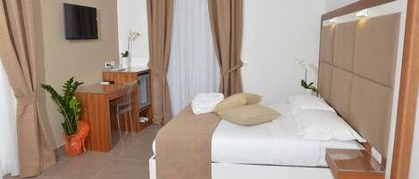 Minibar, Zimmersafe, Schreibtisch, kostenloses WLAN