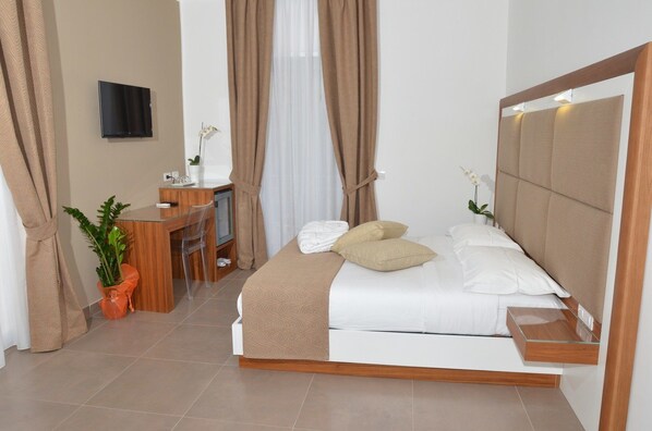 Minibar, in-room safe, desk, free WiFi - B&B La Movida (Naples)