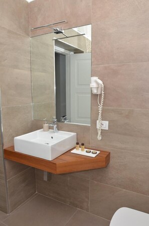Shower, rainfall showerhead, free toiletries, hair dryer - B&B La Movida (Naples)