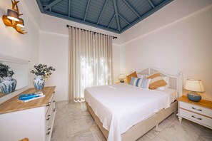 2 makuuhuonetta, ylelliset vuodevaatteet, työpöytä