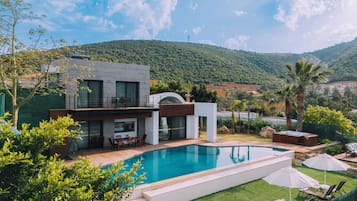 Villa – exclusive | Sengetøy av topp kvalitet, skrivebord, lydisolert og strykejern/-brett