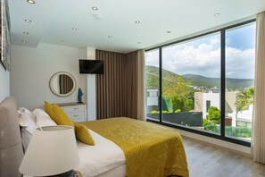 Ropa de cama de alta calidad, escritorio y sistema de insonorización