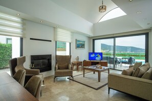 尊尚別墅 | 高級寢具、書桌、隔音、熨斗/熨衫板