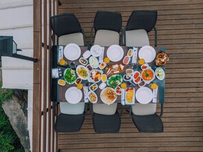 يتم تقديم الإفطار والعشاء 
