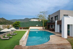 4 bedrooms, premium bedding, desk, soundproofing
