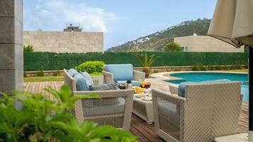 Deluxe Villa, 4 Bedrooms | 4 bedrooms, premium bedding, desk, soundproofing