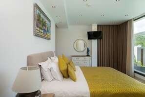 Villa – deluxe, 4 soverom | Sengetøy av topp kvalitet, skrivebord, lydisolert og strykejern/-brett
