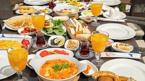 Frokost og middag serveres