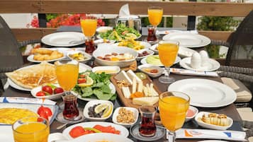 Petit déjeuner et dîner servis sur place, spécialités Cuisine turque