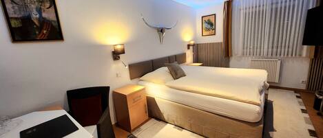 标准双人房 | 办公桌、免费 WiFi、床单