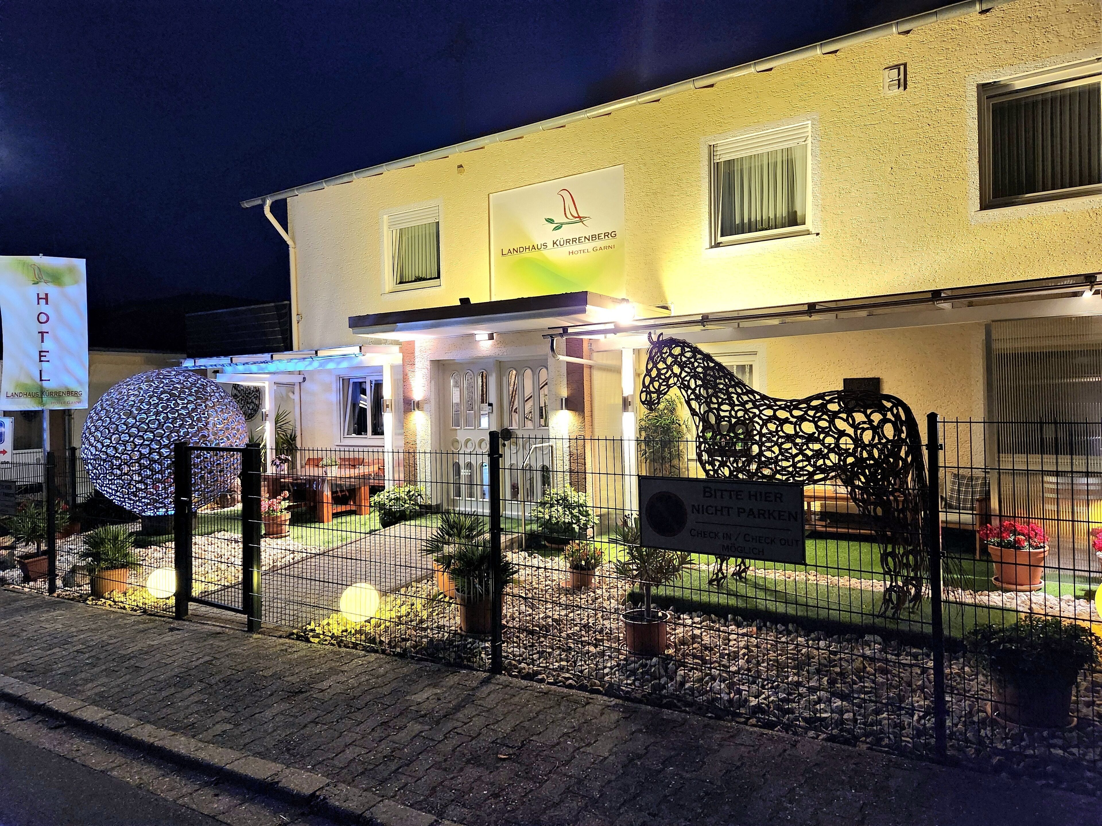 Un hotel con un letrero que dice "Landhaus Kurrenberg Hotel Garnis".