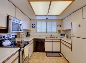 Villa (2 Bedrooms) | Private kitchen | Microwave - Villa Antonella (Palm Springs)