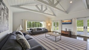 40-inch flat-screen TV with cable channels, TV, fireplace - Villa Bridgehampton Village (Bridgehampton)